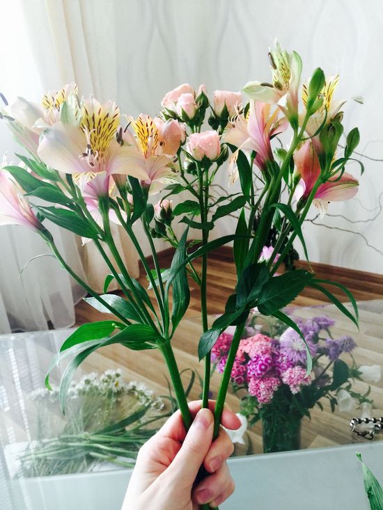 우리는 꽃다발에 꽃을 배치합니다.