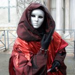 Halloween을 위해 너의 자신의 손으로 가면을 만드는 방법?
