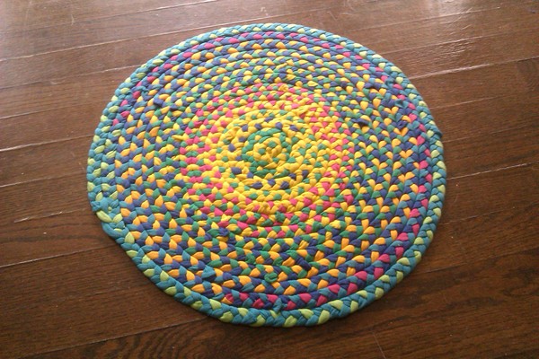 오래된 것들로 뜨개질을 한 카펫을 만드는 방법 : 만드는 법