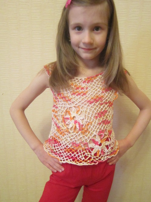 소녀를위한 여름 최고 : 크로 셰 뜨개질 : 계획, 사진, 비디오. 소녀를위한 여름 가기 뜨개질을위한 단계별 지침