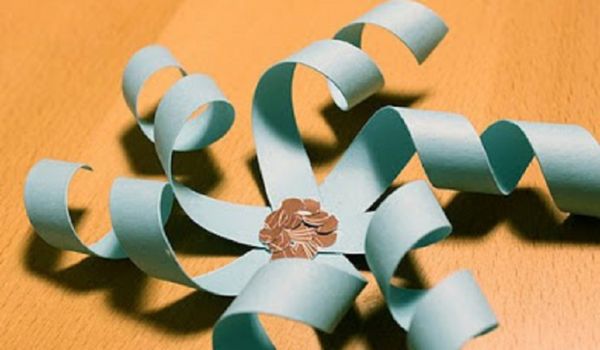 자신의 손으로 종이 - 다이어그램과 사진을 단계별로 사용하여 2017 년 새해의 아름다운 눈송이. 종이 접기 기술에 큰 눈송이에 아이들을위한 마스터 클래스