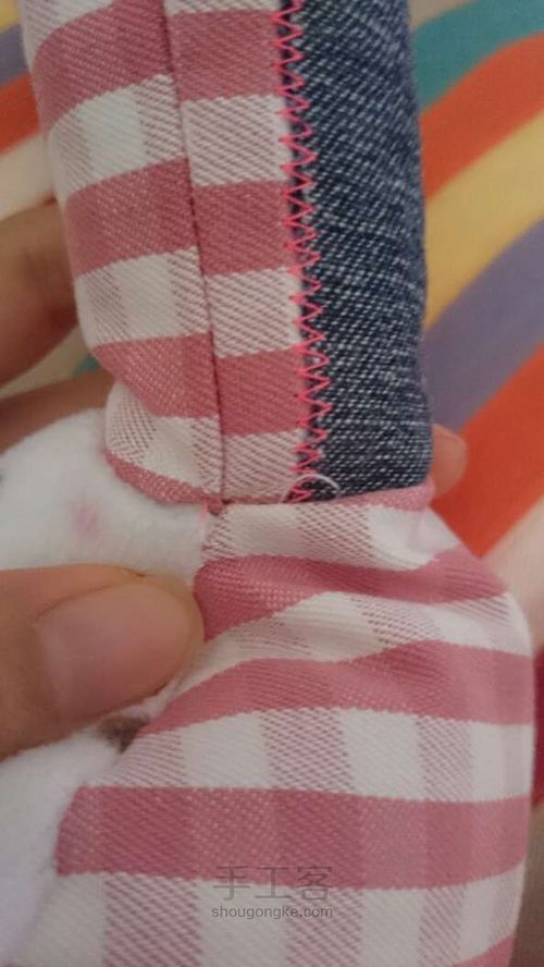 당신의 손에 부드러운 장난감 토끼