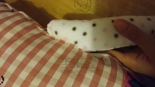 당신의 손에 부드러운 장난감 토끼