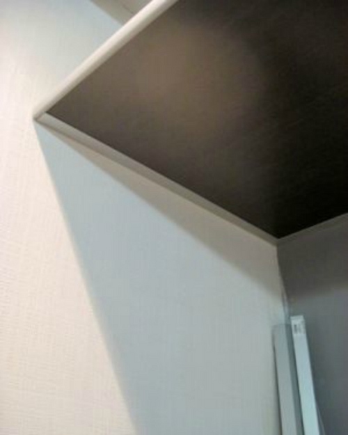 자신의 손으로 붙박이 옷장