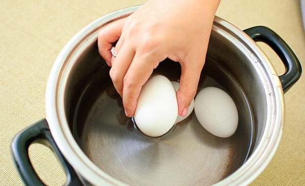 자신의 손으로 부활절 달걀을 장식하는 법 - 사진이있는 재미있는 마스터 클래스
