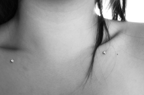 Microdermal piercing : 미세 박피술을 만드는 방법 (사진)