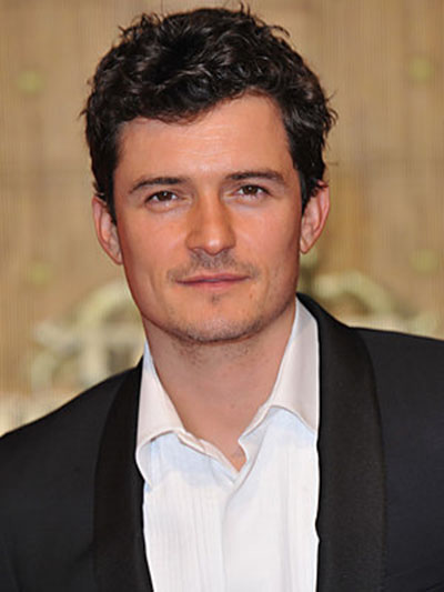 세련되고 활동적인 남성이 Elijah Wood의 이미지를 선호합니다.