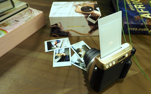 패션 카메라 : Michael Kors X Fijifilm Instax Mini 70