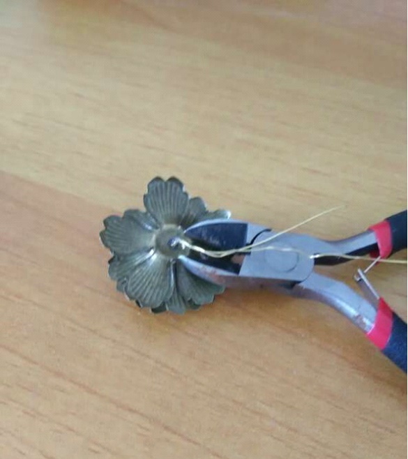 머리핀을 완벽하게 가져라. 과도한 선을 자르다