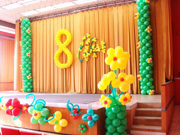 3 월 8 일에 축하합니다.