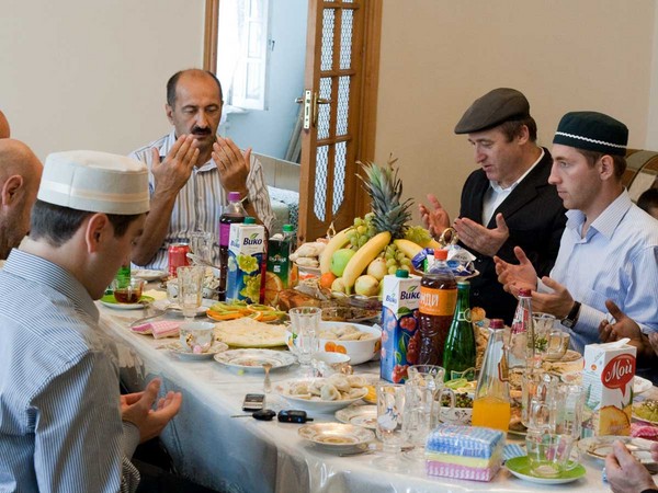 7 월 Uraza Bayram Muslims 축하