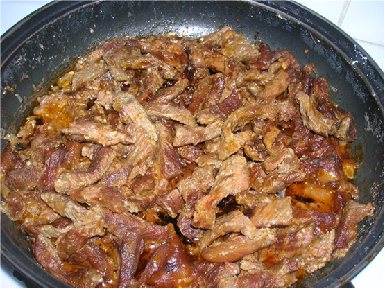 쇠고기 Stroganoff 프라이팬에