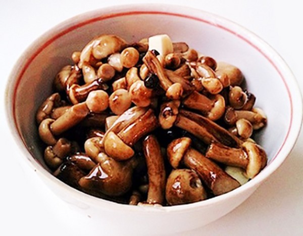 겸손하지만 맛있는 메뉴의 사진이 담긴 조리법 또는 부활절 전에 먹을 수있는 음식
