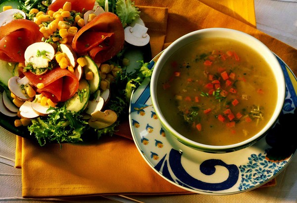 겸손하지만 맛있는 메뉴의 사진이 담긴 조리법 또는 부활절 전에 먹을 수있는 음식