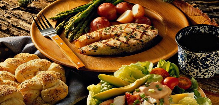 2 월 23 일에 맛있고 빠른 축제 저녁, 무엇을 요리해야합니까?