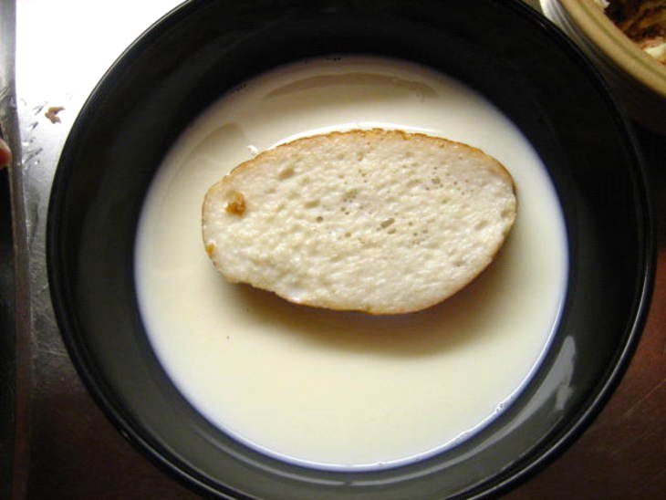 우유를 적신 빵 우유를 얹다