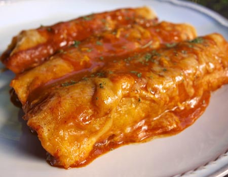 콩과 뿌리 채소가 든 엔칠 라다