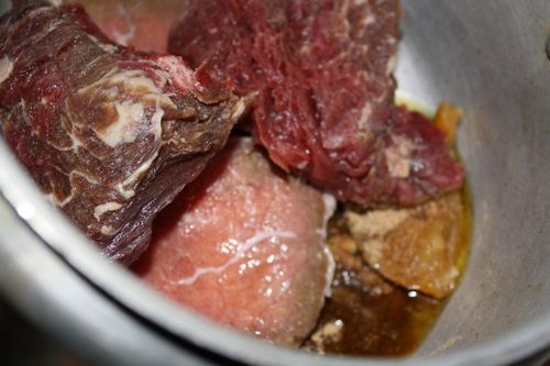 멀티 바크에있는 자두를 가진 쇠고기 조리법 - 사진과 함께 단계별로