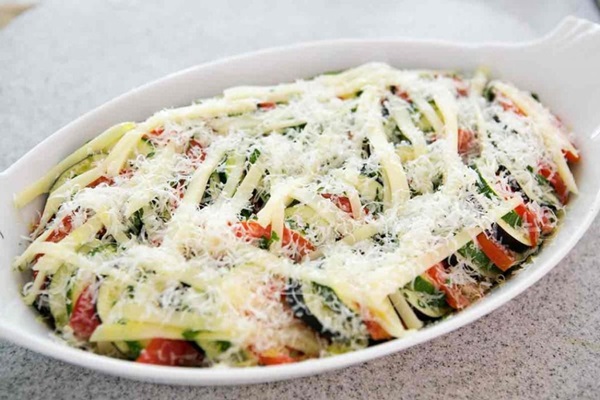 오븐에있는 호박 - 요리법 C 사진은 다진 고기, 토마토, 치즈, 마늘, 가지, courgettes에서 보트와 함께 신속하고 맛있는 단계적으로 사진. 야채와 오븐 호박에서 구운 다이어트 요리법