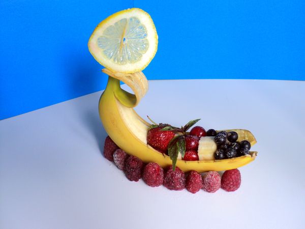 아름다운 서빙과 과일 봉사