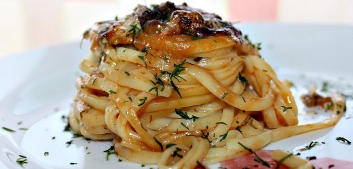 다진 고기와 토마토가 든 MACFFA의 맛있는 둥지 조리법