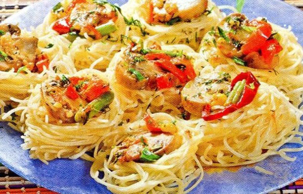 다진 고기와 토마토가 든 MACFFA의 맛있는 둥지 조리법