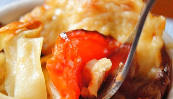 다진 고기와 토마토가 든 MACFFA의 맛있는 둥지 조리법