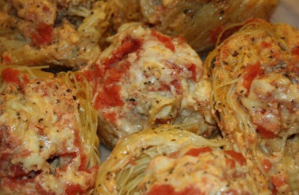 다진 고기와 토마토가 든 MACFFA의 맛있는 둥지 조리법