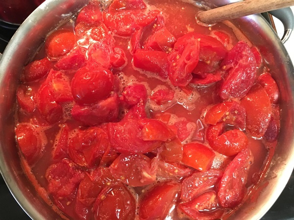 토마토의 손에 의한 케첩 : 겨울을위한 수확을위한 단계별 요리법