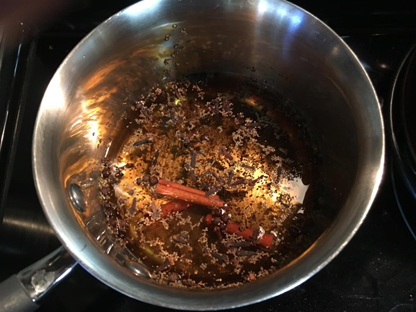 토마토의 손에 의한 케첩 : 겨울을위한 수확을위한 단계별 요리법