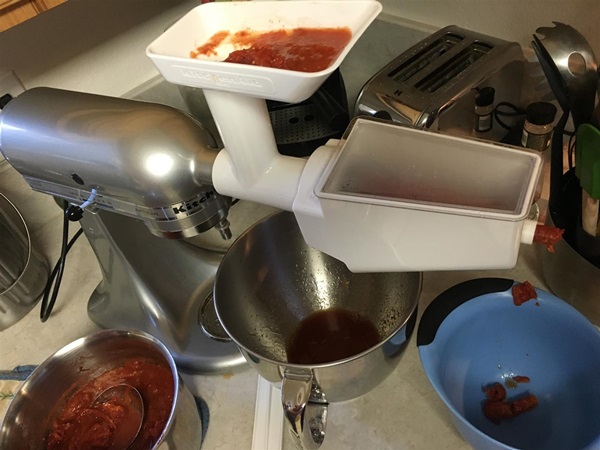 토마토의 손에 의한 케첩 : 겨울을위한 수확을위한 단계별 요리법