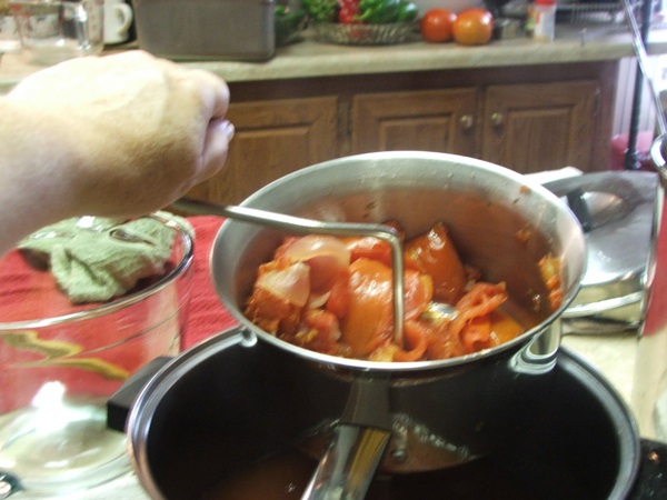 토마토의 손에 의한 케첩 : 겨울을위한 수확을위한 단계별 요리법