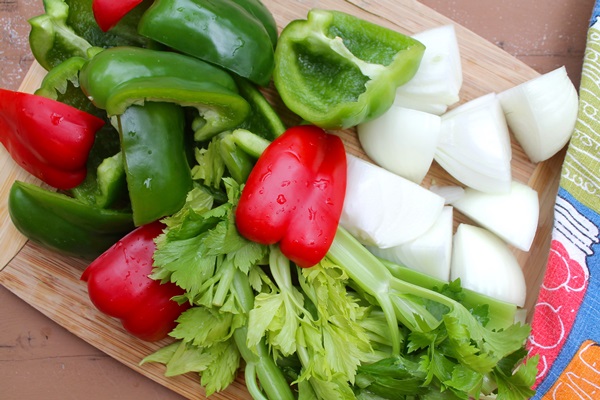 토마토의 손에 의한 케첩 : 겨울을위한 수확을위한 단계별 요리법