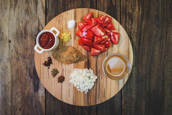 토마토의 손에 의한 케첩 : 겨울을위한 수확을위한 단계별 요리법