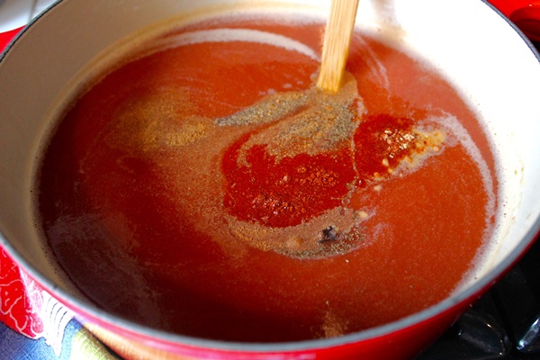 토마토의 손에 의한 케첩 : 겨울을위한 수확을위한 단계별 요리법