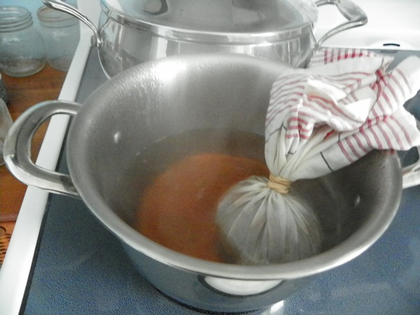 토마토의 손에 의한 케첩 : 겨울을위한 수확을위한 단계별 요리법