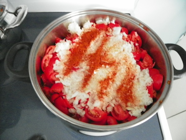 토마토의 손에 의한 케첩 : 겨울을위한 수확을위한 단계별 요리법
