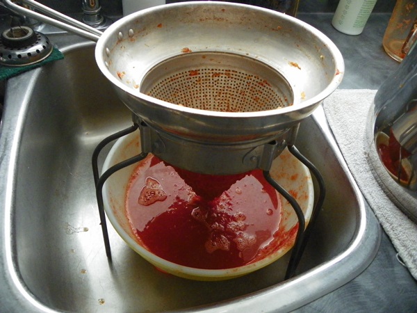 토마토의 손에 의한 케첩 : 겨울을위한 수확을위한 단계별 요리법
