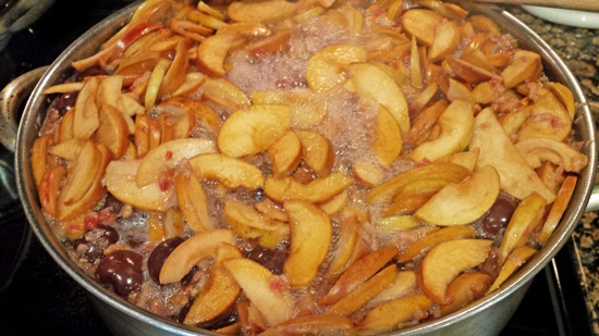 냄비에있는 버찌와 multivark - recipe의 향기로운 설탕 절임