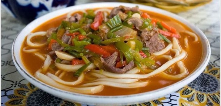 접시에 라그맨
