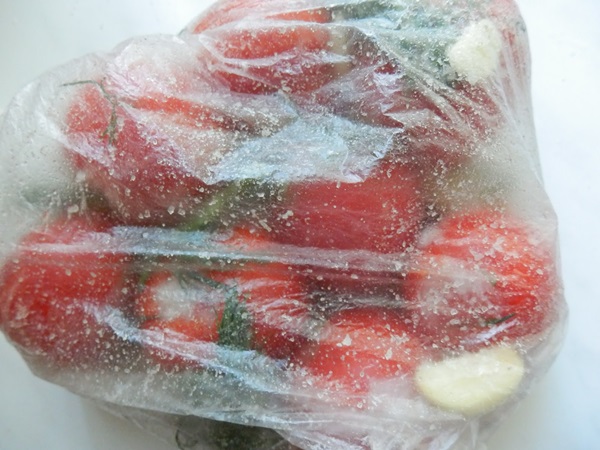 가방과 냄비에 갓 소금에 절인 토마토