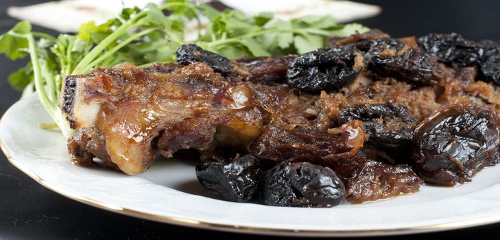 multivarquet에있는 자두를 가진 고기를위한 조리법 - 맛있은 휴일 조리법