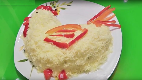 새해 샐러드 - 새해 2017 년 간단하고 저렴하며 맛있는 요리법 사진과 수탉