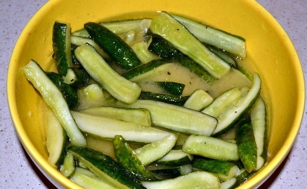 멸균하지 않고 겨울에는 겨자와 함께 오이와 함께, 뜨겁고 차가운 길. 겨자와 함께 오이 샐러드