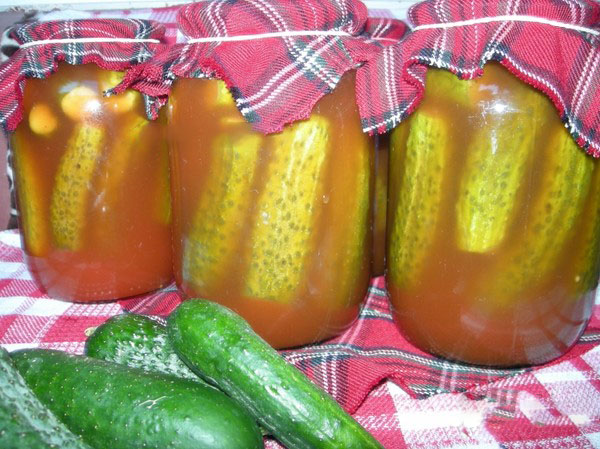 깡통에 겨울 살균없이 케첩을 가진 오이. 케찹 칠리와 함께 겨울 날카로운 파삭 파삭 한 오이 수확