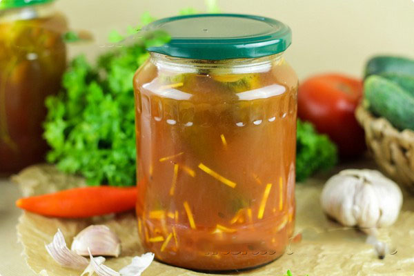 깡통에 겨울 살균없이 케첩을 가진 오이. 케찹 칠리와 함께 겨울 날카로운 파삭 파삭 한 오이 수확