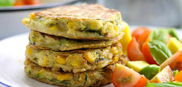 빠른 요리법에 courgettes에서 맛있는 팬케이크