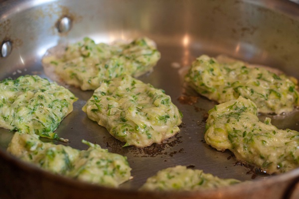 빠른 요리법에 courgettes에서 맛있는 팬케이크