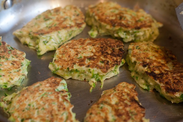 빠른 요리법에 courgettes에서 맛있는 팬케이크