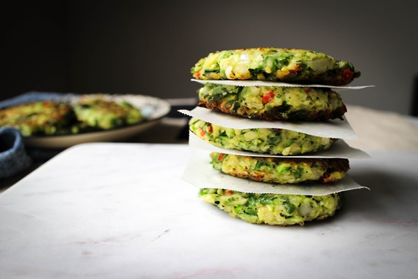 빠른 요리법에 courgettes에서 맛있는 팬케이크
